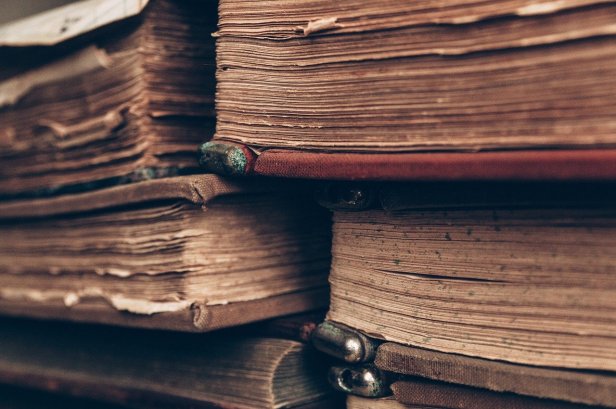 Old Books by bohdanchreptak on Pixabay