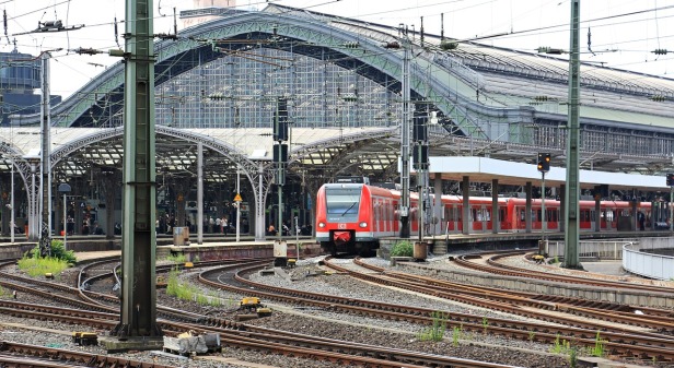 modern-train-out-of-station-byb-pizel2013-on-pixabay